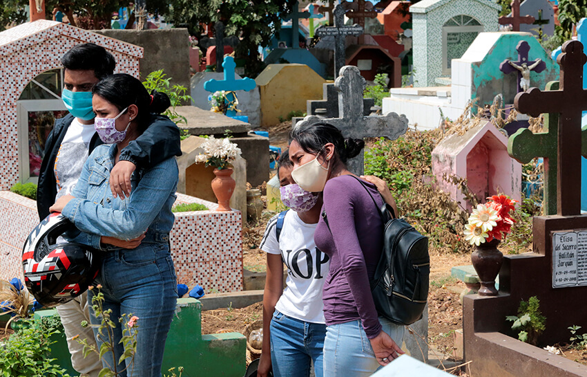 Entierro de un hombre sospechoso de haber fallecido por COVID-19