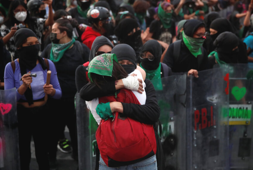 Manifestantes se abrazan en el Día Internacional del aborto seguro