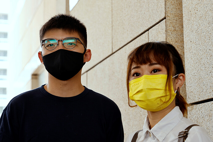 Los activistas prodemocracia Joshua Wong y Tiffany Yuen llegan a los Tribunales de West Kowloon, 3 de noviembre de 2020. 