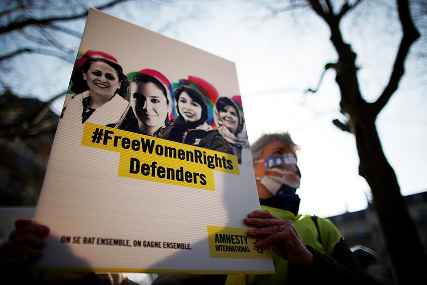 Activistas de Amnistía Internacional Francia asisten a una acción de apoyo a la defensora de los derechos de la mujer Yasaman Aryani y a los activistas de derechos humanos encarcelados en Irán en el marco del Día Internacional de la Mujer, el 8 de marzo de 2021