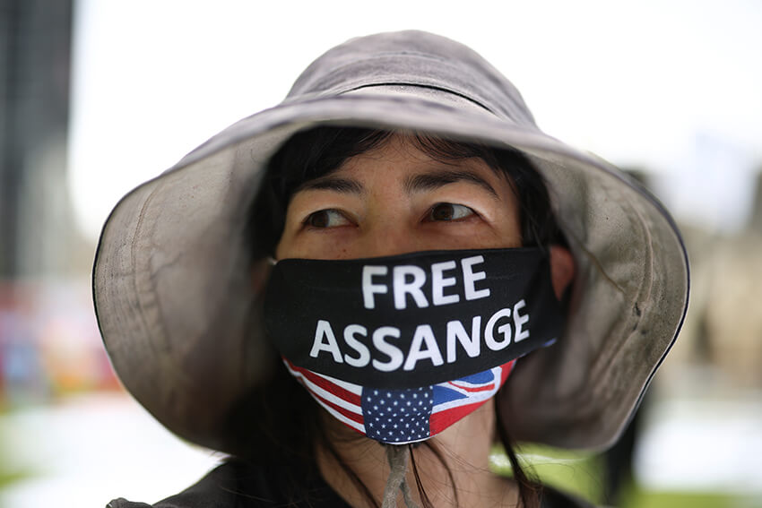 Una persona lleva una mascarilla con la que pide la puesta en libertad de Julian Assange, el 3 de julio de 2021. 