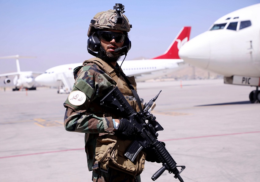 Un miembro de las fuerzas armadas monta guardia en el aeropuerto internacional Hamid Karzai en Kabul, Afganistán, el 5 de septiembre de 2021.