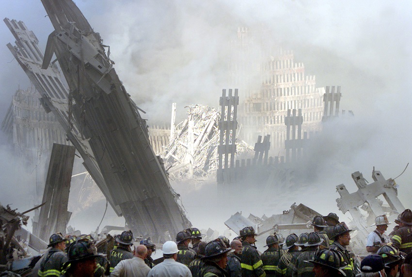 Un grupo de bomberos se encuentra cerca del destruido World Trade Center en Nueva York, el 11 de septiembre de 2001
