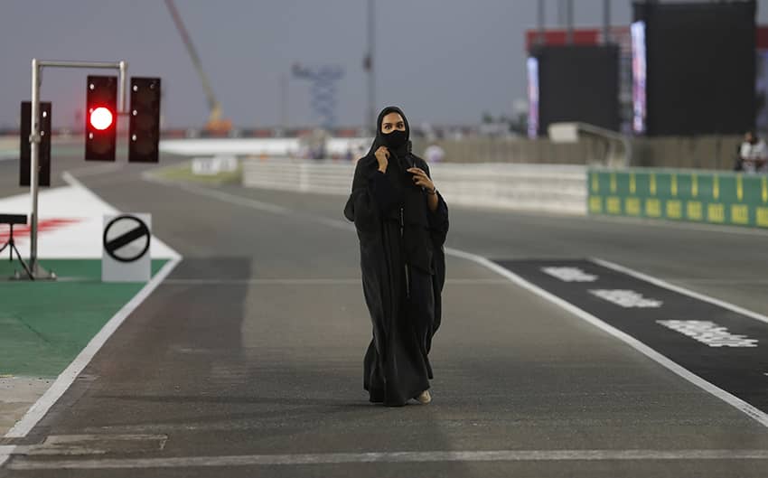 Una mujer camina por la pista antes de la carrera en el Gran Premio de Qatar