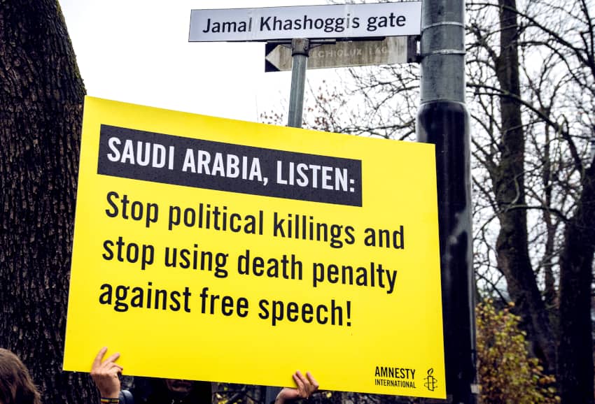 En el primer aniversario de la muerte de Jamal Khashoggi, Amnistía Internacional Noriega cambió el nombre de la calle de la embajada de Arabia Saudí por el  de "Jamal Khashoggi's gate" para denunciar las violaciones de derechos humanos que se cometen en ese país