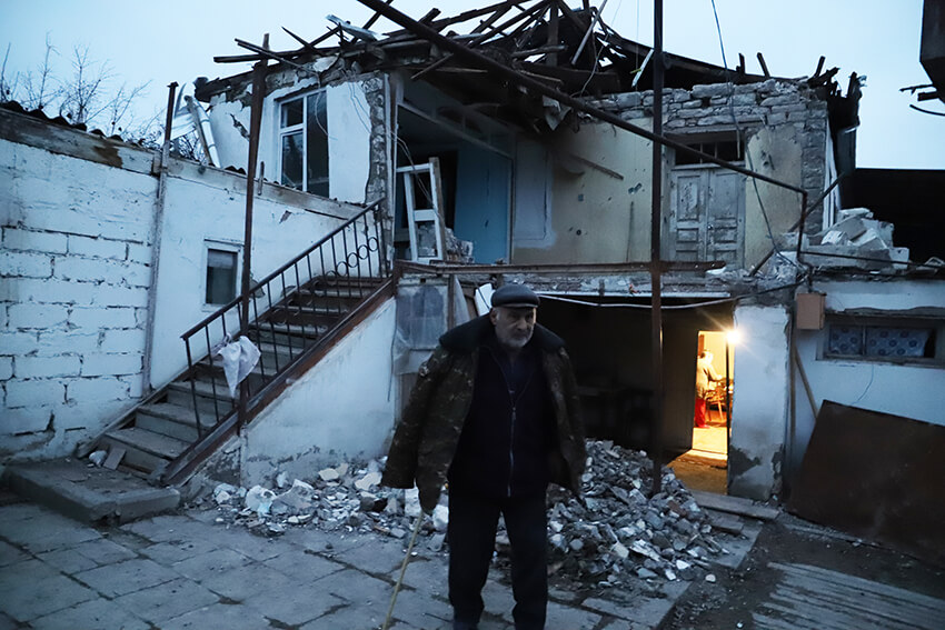 Un hombre de 74 años frente a su casa, atacada por las fuerzas de Azerbaiyán