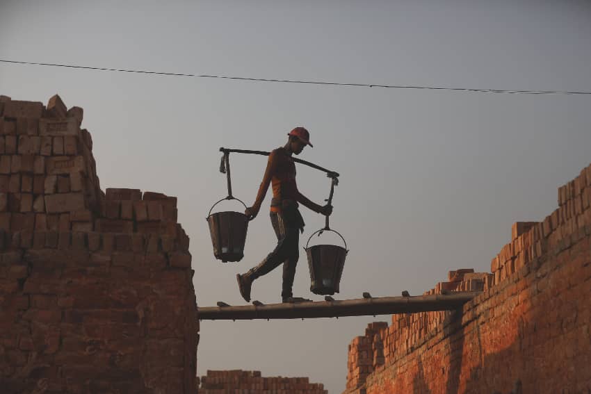 Trabajador migrante en condiciones laborales precarias en Bangladesh