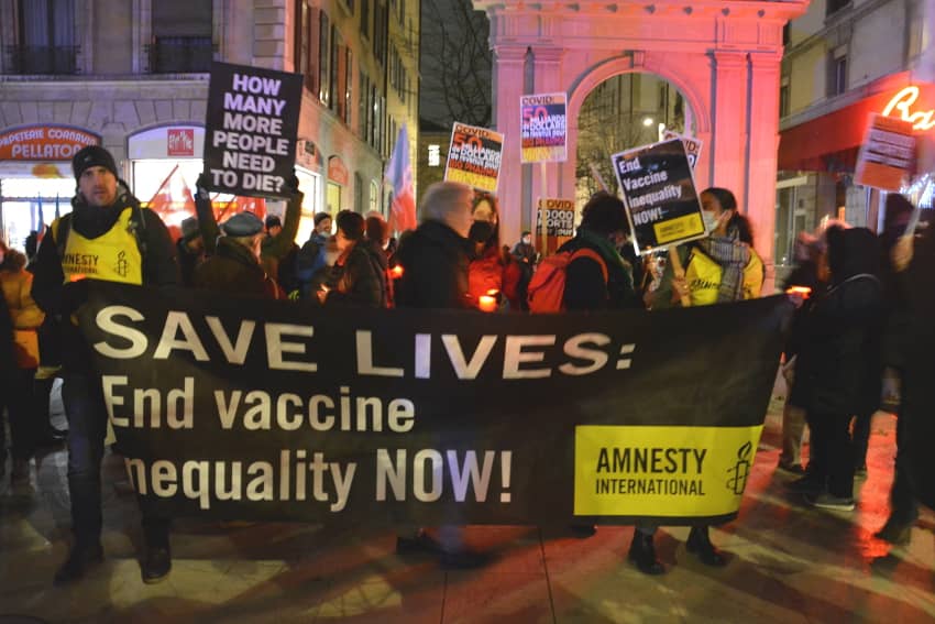 Activistas y personal de Amnistía Internacional Suiza, se manifiestan a favor de una vacunación equitativa