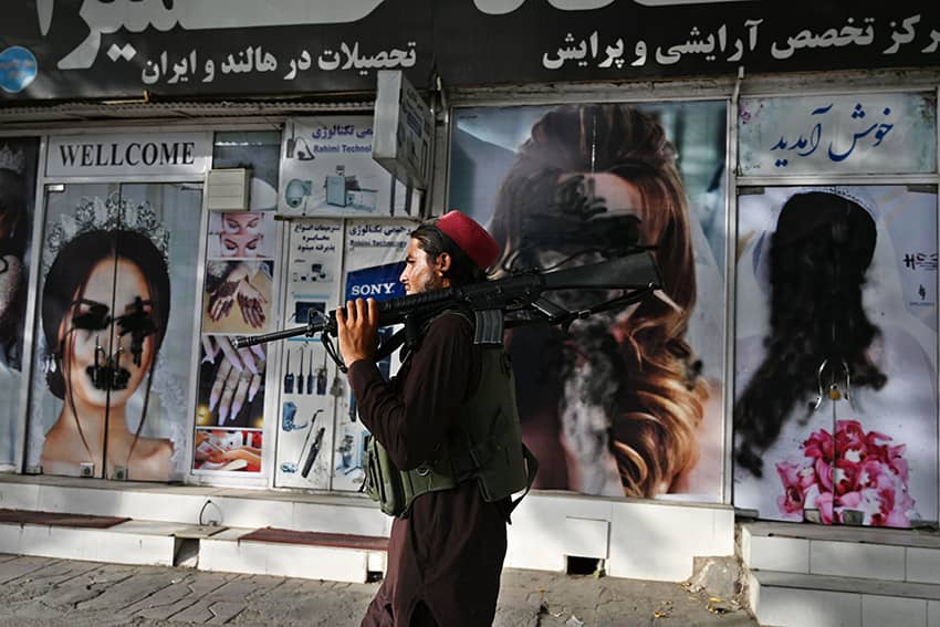 Tras la toma de poder de los talibanes, los derechos de las mujeres están en juego en Afganistán