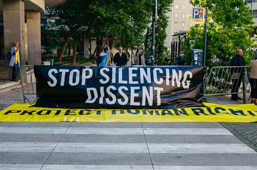 Movilización de Amnistía Internacional Portugal frente a la embajada de la Federación Rusa en Lisboa en defensa de la libertad de expresión de los defensores y defensoras de derechos humanos que están siendo silenciados en Rusia. Muestran una pancarta en la que se puede leer “Stop Silencing Dissent”.