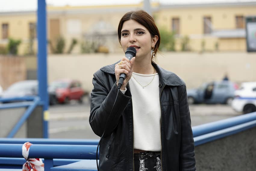 Mujer que pertenece a Amnistía Internacional Italia y que se encuentra frente a la Embajada de la Federación Rusa en Roma. Amnistía Internacional apoya a los activistas rusos que defienden el derecho a la libertad de expresión