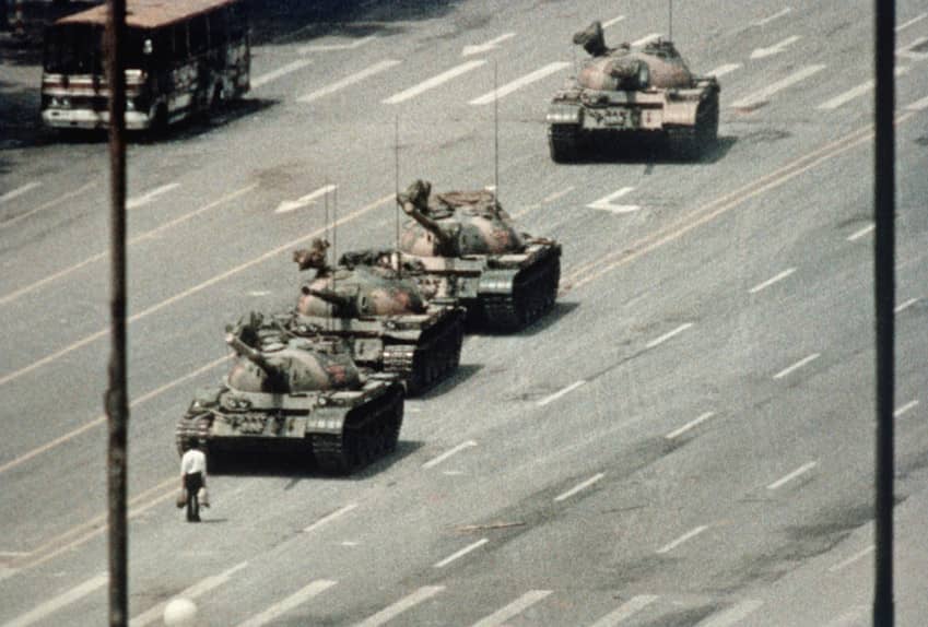 Imagen icónica del hombre delante de los tanques en la plaza de Tiananmen