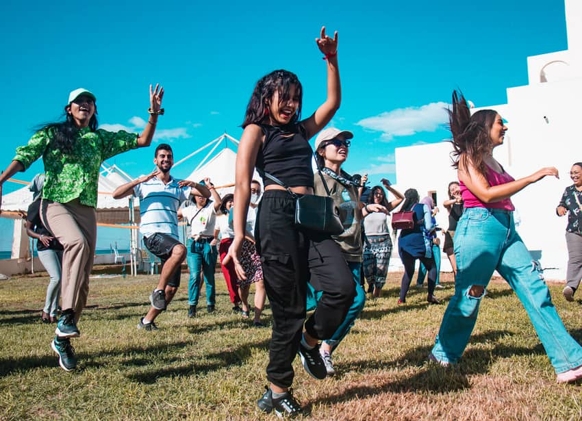 Chicas bailando durante una manifestación en la que se lucha contra la violencia en todas y cada una de sus formas