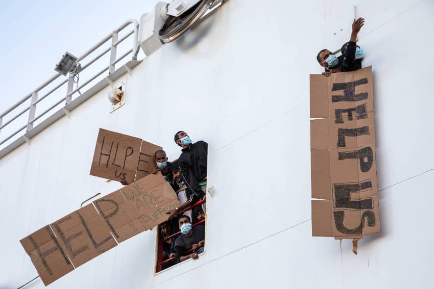 Protestas de migrantes en barco de rescate Geo Barents, Mediterráneo
