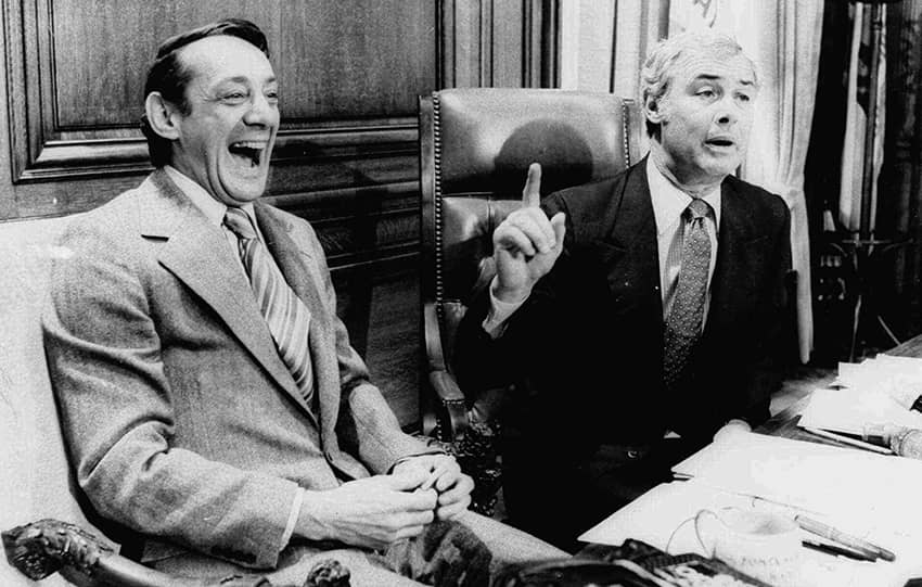 Harvey Milk durante la firma de la ley de derechos de personas homosexuales