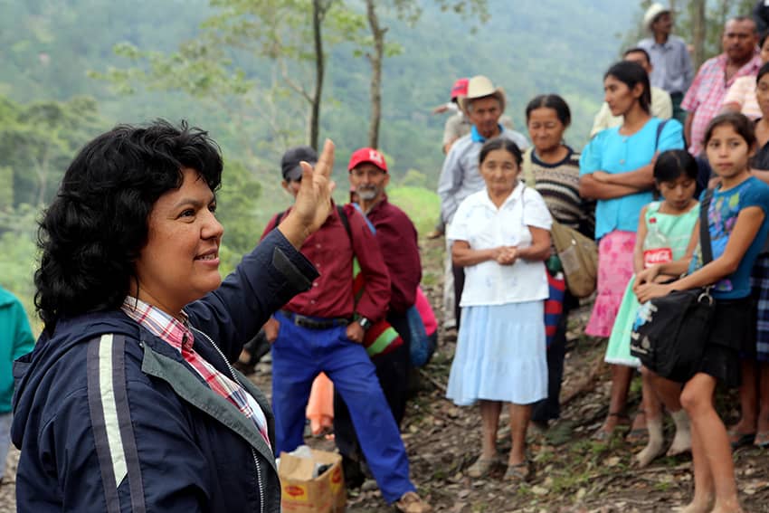Berta Cáceres, líder indígena medioambiental, junto a gente de su pueblo