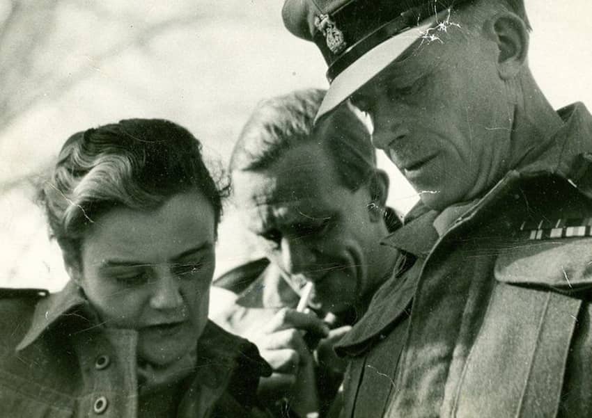 Clare Hollingworth con dos militares