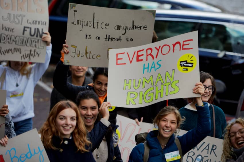 Protesta pacífica en favor de los derechos humanos