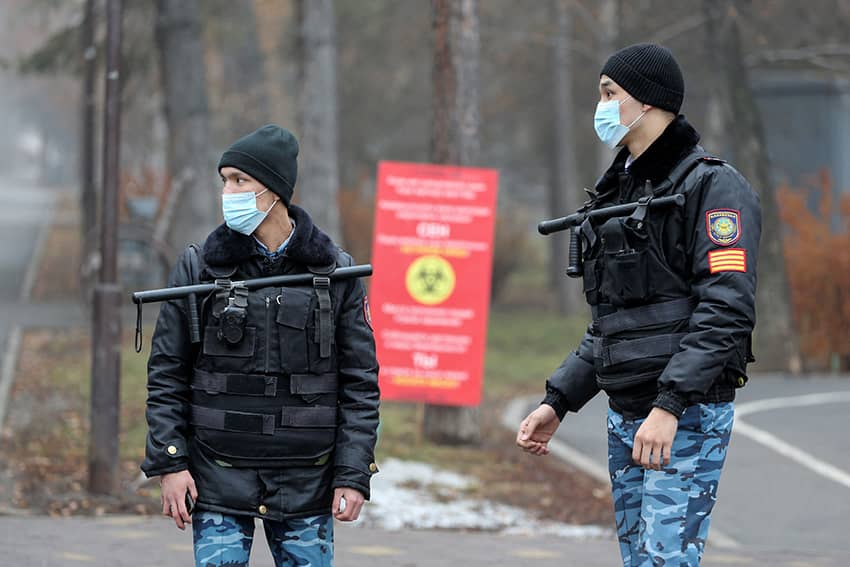 Agentes de las fuerzas de seguridad kazajas montan guardia