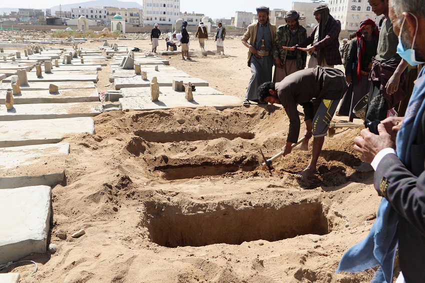 Tumbas para las víctimas de un ataque aéreo en Yemen