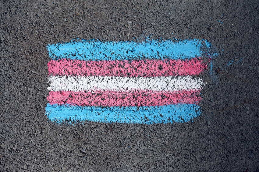 Bandera trans ipntada con tiza contra la transfobia