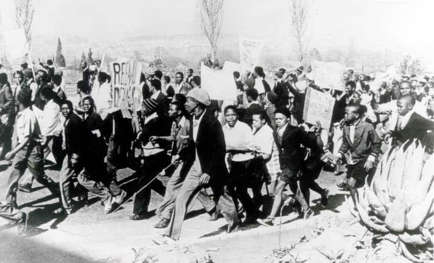 Imagen histórica de las protestas que tuvieron lugar el 16 de junio de 1976. Ese día tuvo lugar la masacre de Soweto