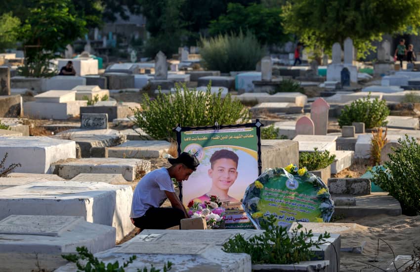 Un joven palestino sentado junto a la tumba de un amigo en el cementerio de Faluya, en Yabalia, al norte de la Franja de Gaza