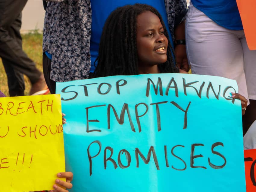 Una chica sostiene una pancarta que pone "Dejen de hacer promesas vacías" en referencia al cambio climático. El Informe Anual de Amnistía Internacional expone los avances y retrocesos de la lucha contra el cambio climático
