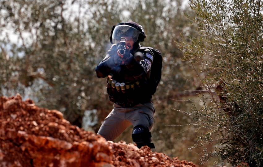 Un soldado fronterizo israelí dispara una bala de goma que alcanza a un fotógrafo de AFP durante una manifestación contra los asentamientos israelíes en la localidad de Beita, en la Cisjordania ocupada