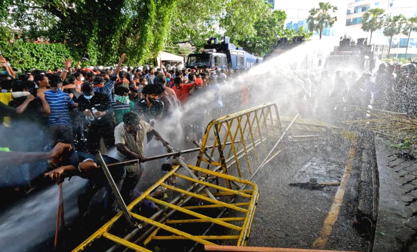 Manifestantes rociados con cañones de agua y gases lacrimógenos. Se necesita un Tratado de Libre Comercio sin Tortura para regular las armas menos letales