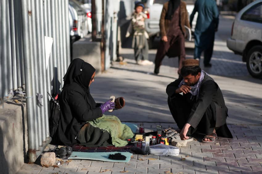 Una mujer afgana que perdió su trabajo por las prohibiciones impuestas por los talibanes a las mujeres, ahora encera zapatos en la calle