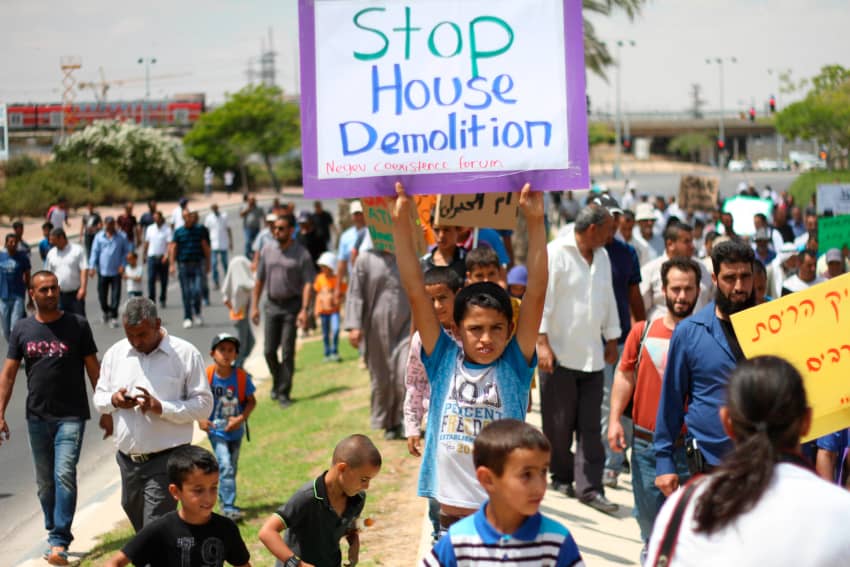 Protesta contra la demolición forzosa de viviendas. La empresa CAF apoya la ocupación ilegal y desafía los derechos humanos