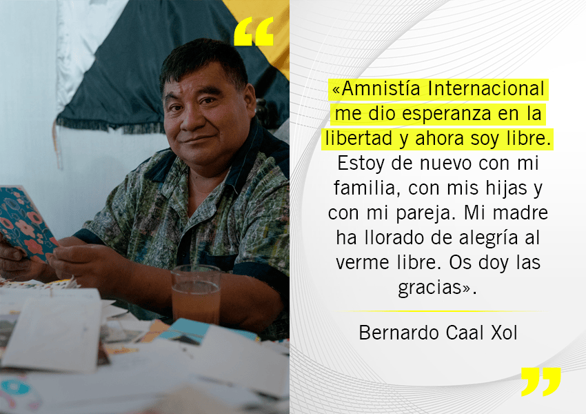 Bernardo Caal Xol fue Acción Urgente de Amnistía Internacional. En la imagen posa junto a las cartas enviadas por activistas de la organización.