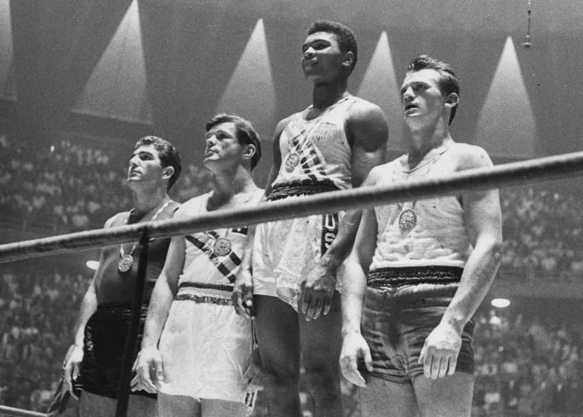 Muhammad Ali con su medalla olímpica. Sus puñetazos, físicos y verbales, le convirtieron en leyenda