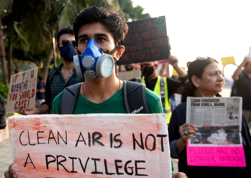 Un manifestante sostiene una pancarta que pone "el aire limpio no es un privilegio". El Informe Anual de Amnistía Internacional muestra la urgencia de actuar contra el cambio climático