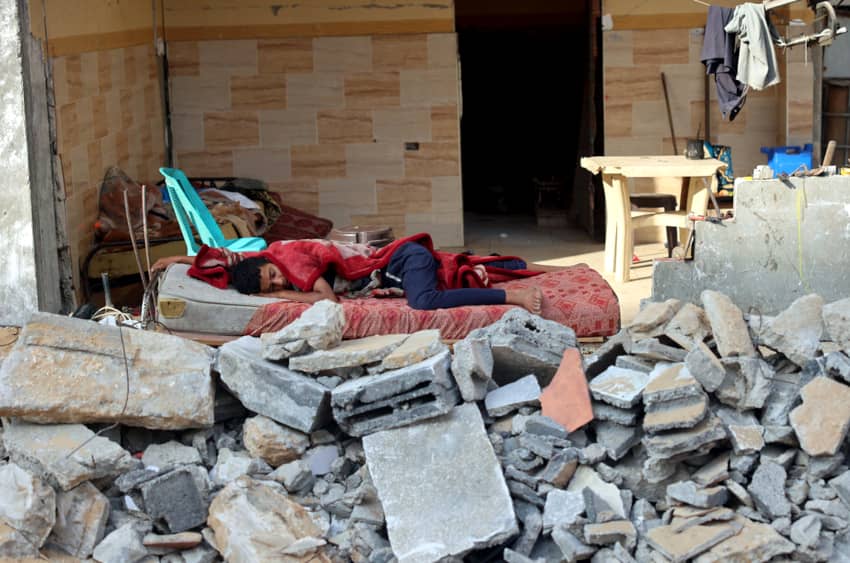 Un joven palestino duerme entre las ruinas de su casa en Gaza. La empresa CAF contribuye a ocupación ilegal, ¿dónde quedan los derechos humanos?