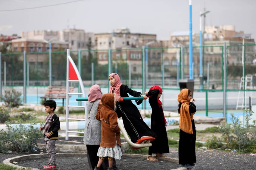 Un grupo de niñas yemeníes se divierten jugando. Proteger a la infancia en conflictos armados