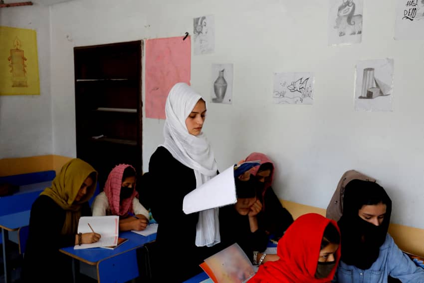 Kerishma Rasheedi, de 16 años, lee durante una clase en una escuela privada en Kabul, Afganistán, 3 de agosto de 2022.Amnistía Internacional expone en su informe anual la cruel realidad de la discriminación de mujeres y niñas en países como Afganistán