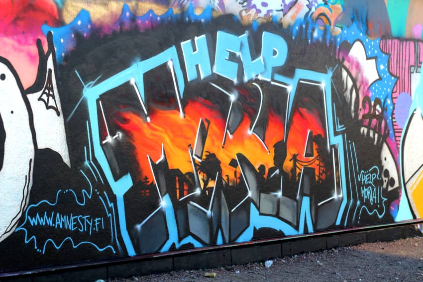 Graffiti solidario que hace referencia a refugio y migración