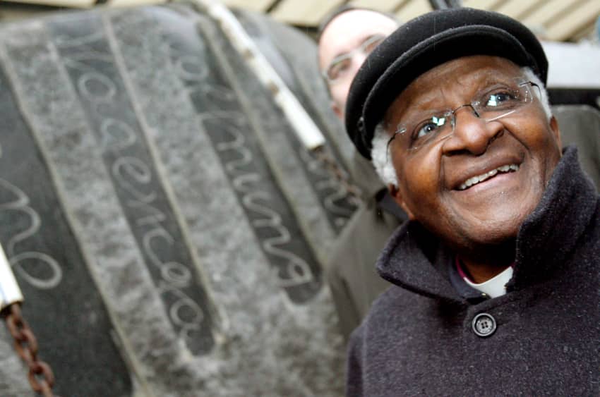 Las frases de Desmond Tutu encienden la llama de la esperanza, guiándonos hacia un mundo más justo y unido