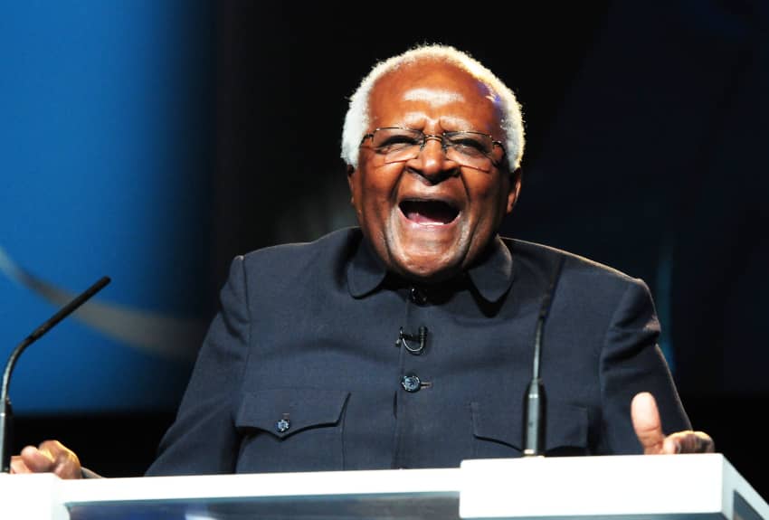 Desmond sonríe en la imagen. La sabiduría resuena en cada una de sus frases