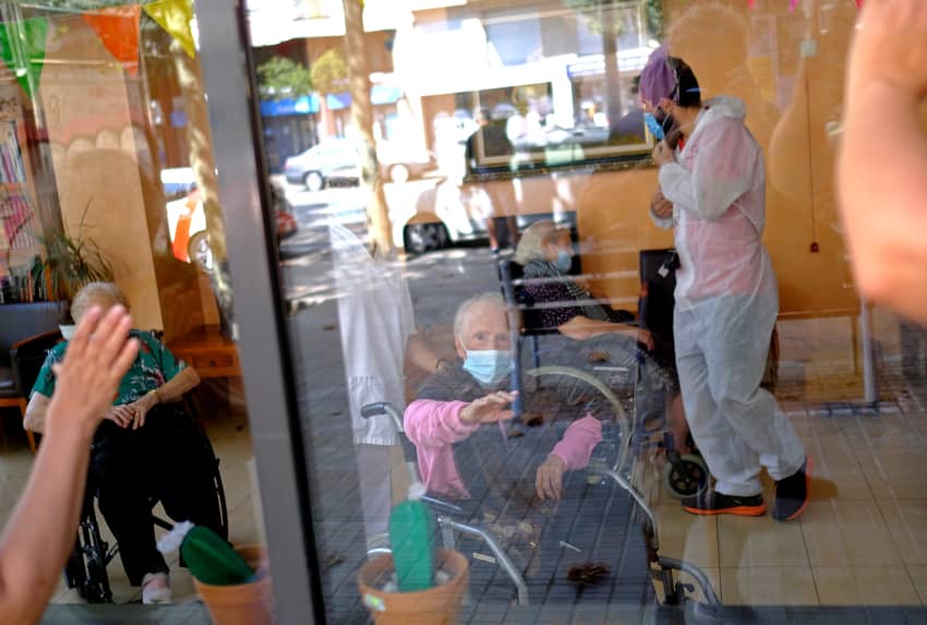 Persona mayor en silla de ruedas. ¿Qué es el maltrato a las personas mayores?