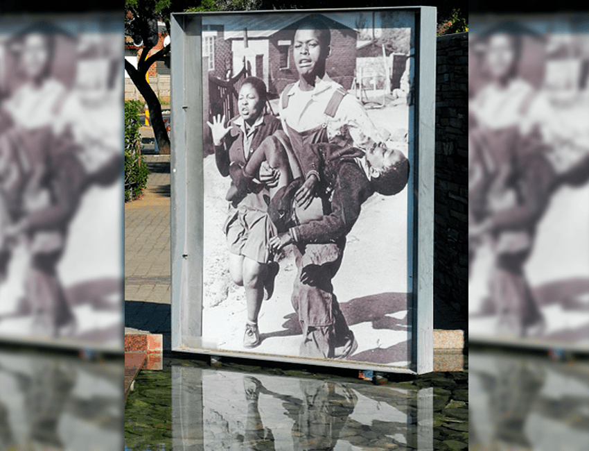 Fotografía hecha por el reportero gráfico Sam Nzima donde inmortalizó a Mbuyisa Makhubo llevando en brazos a Hector Pieterson. Masacre de Soweto