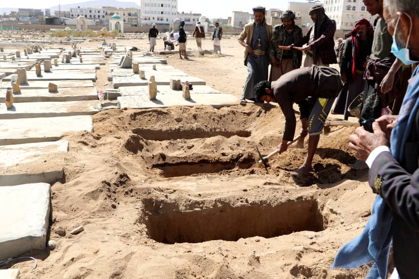 Varias personas preparan las tumbas de las víctimas de ataques aéreos en un cementerio en Saada, Yemen, 25 de enero de 2022