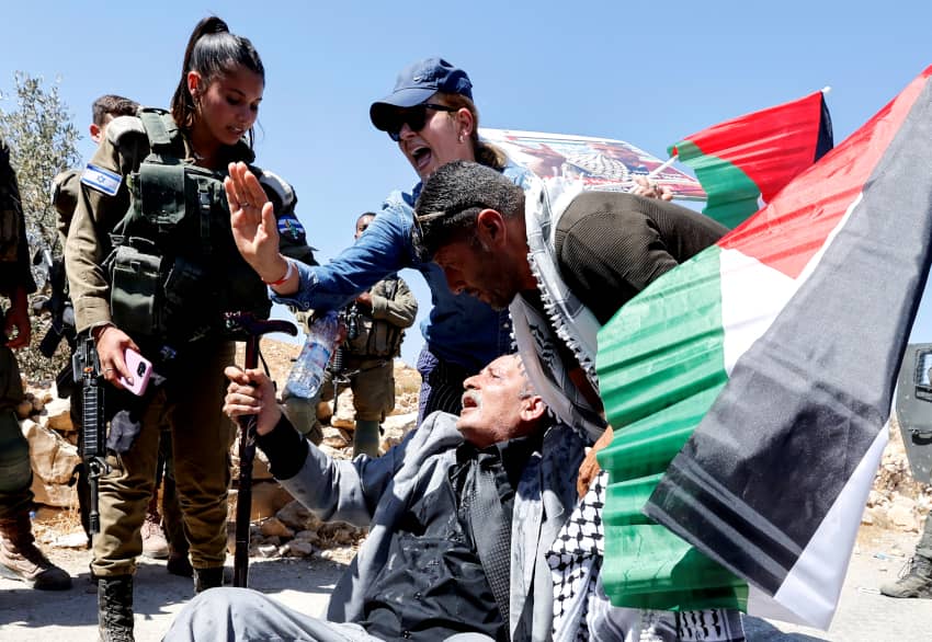 Manifestantes palestinos discuten con miembros del ejército israelí durante una manifestación convocada para protestar contra los asentamientos israelíes, en Masafer Yatta, cerca de Hebrón, en la Cisjordania ocupada por Israel