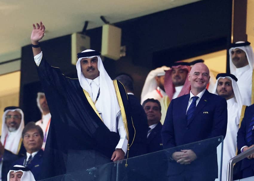 El emir de Qatar, el jeque Tamim bin Hamad Al Thani, y el presidente de la FIFA, Gianni Infantino, en el interior del estadio antes de la celebración del partido que enfrentó a Qatar con Ecuador en el mundial de fútbol
