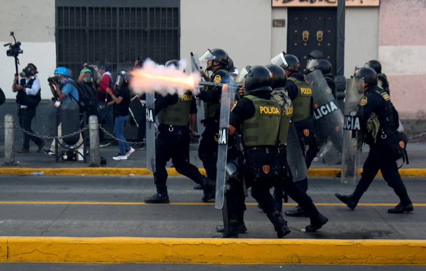Un policía antidisturbios dispara un arma durante una manifestación tras la destitución del expresidente de Perú Pedro Castillo, en Lima, Perú, 24 de enero de 2023