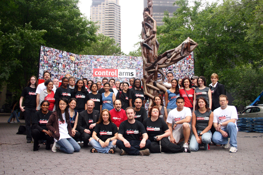 Equipo de activistas y voluntariado de Amnistía Internacional, IANSA y Oxfam que trabajaban para lograr un tratado sobre el comercio de armas