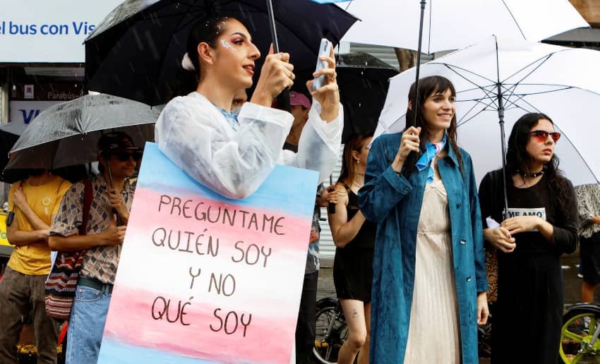 Participantes en el primer Orgullo Transgénero, organizado por la comunidad LGBTI, en San José, Costa Rica, el 16 de octubre de 2022.En la pancarta se lee: "Pregúntame quién soy y no lo que soy".