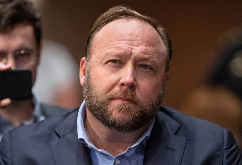 Imagen de Alex Jones, presentador de Infowars que propagó en su programa la mentira de la matanza de Sandy Hook fue un montaje